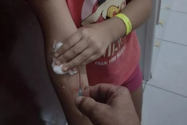 Criança sai de hospital com agulha “esquecida” no braço