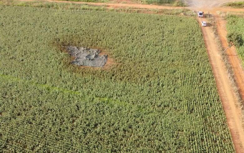 Foguete do Exército Brasileiro erra direção e cai em plantação de soja