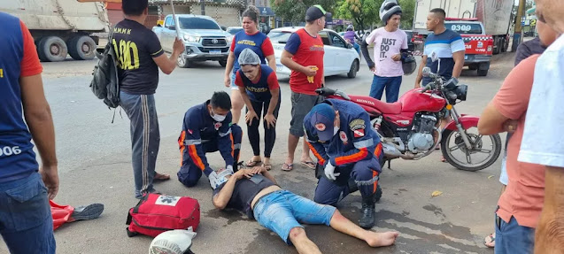 Motoqueiro escapa por pouco de ser esmagado após bater em carreta