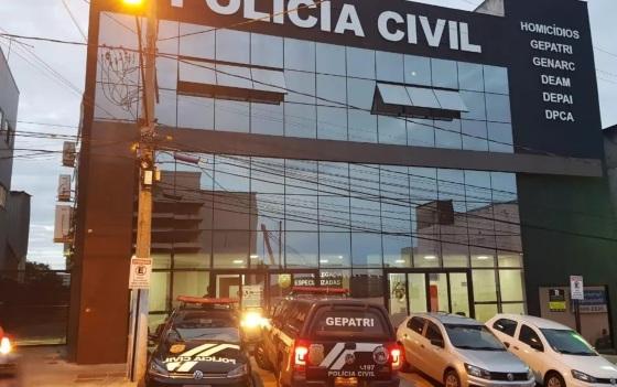 Mulher pede separação durante almoço de família e morre com faca cravada no peito