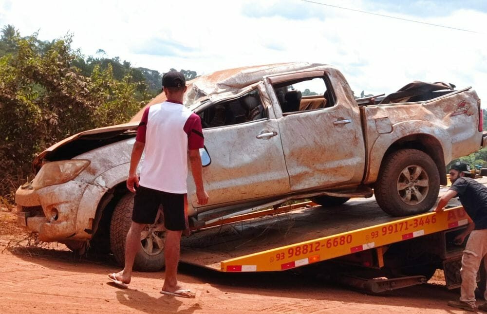 Caminhonete capota com família na BR-230 no sudoeste do Pará