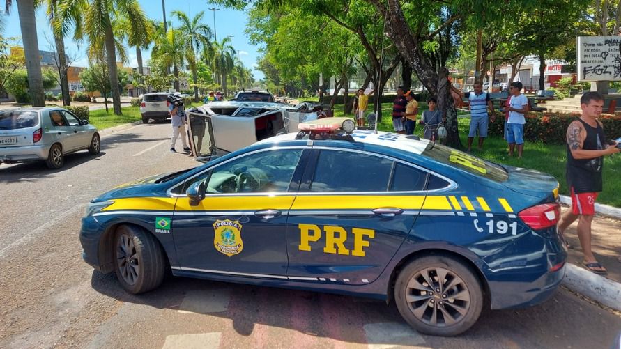Carro capota duas vezes com família dentro na BR-230, em Marabá