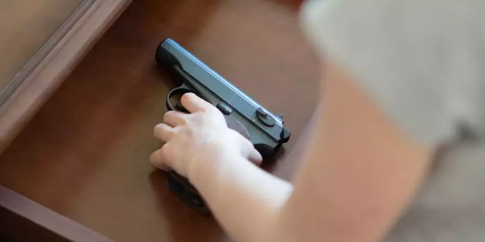 Menina de 10 anos mata a tiros vizinha que discutia com a mãe