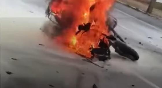 Motociclista bate em carro e moto pega fogo