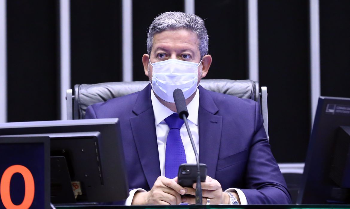 Arthur Lira determina que deputado reassuma mandato