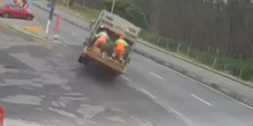 Garis ficam ‘pendurados’ após curva arriscada de caminhão de lixo