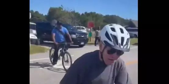 Joe Biden sofre queda durante passeio de bicicleta