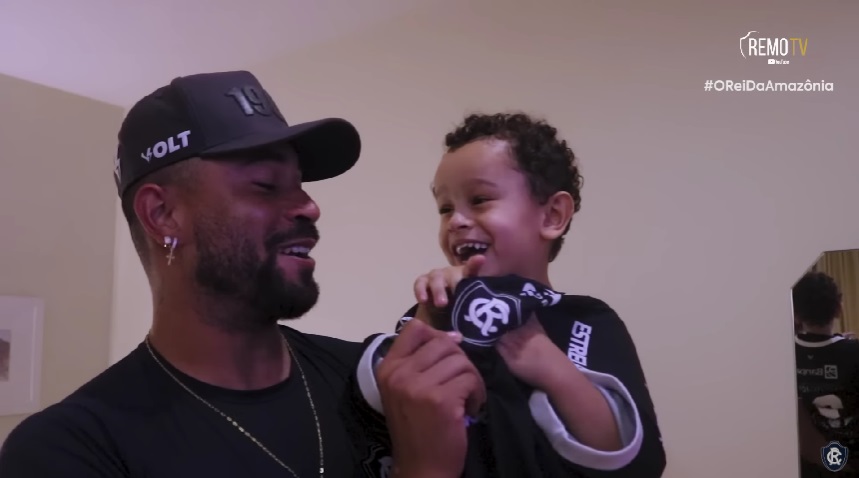 Zagueiro do Remo recebe visita do filho antes de enfrentar o Volta Redonda