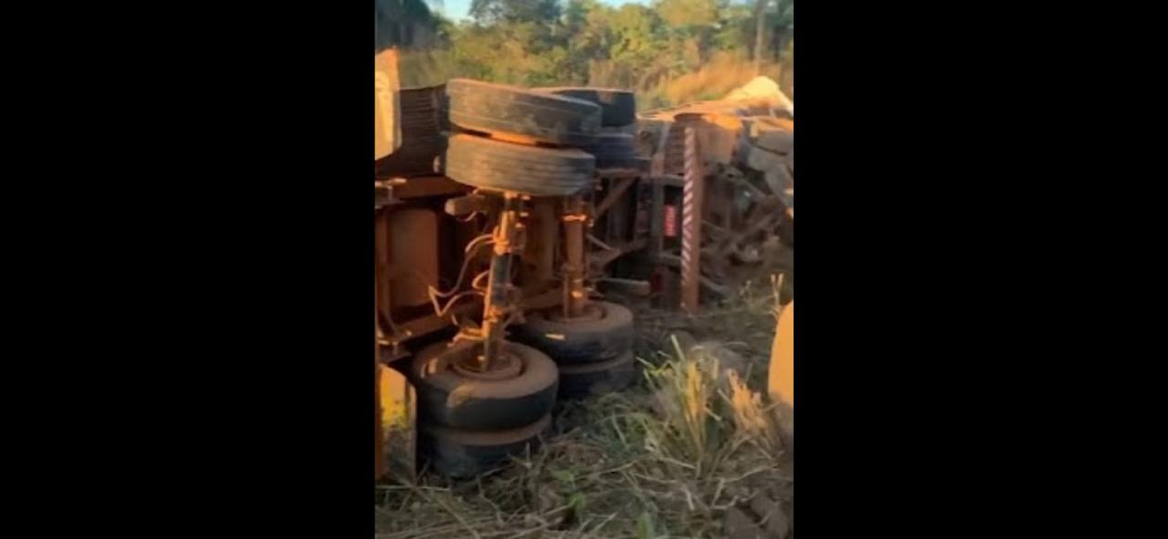 Colisão entre carreta e ônibus de passageiros deixa rastro de destruição no sul do Pará