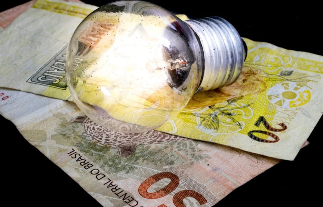 Senado aprova lei que devolve valores pagos a mais na conta de luz no Brasil
