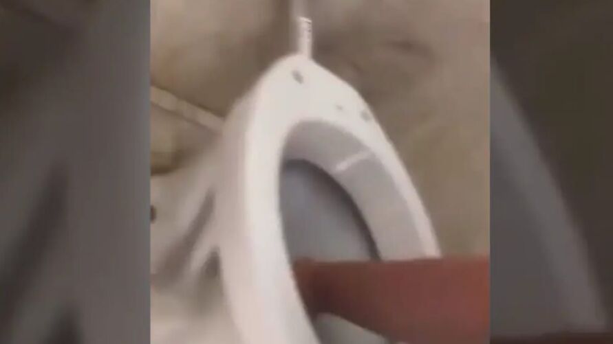 VÍDEO: Estudantes servem água de vaso sanitário para professor como “vingança”