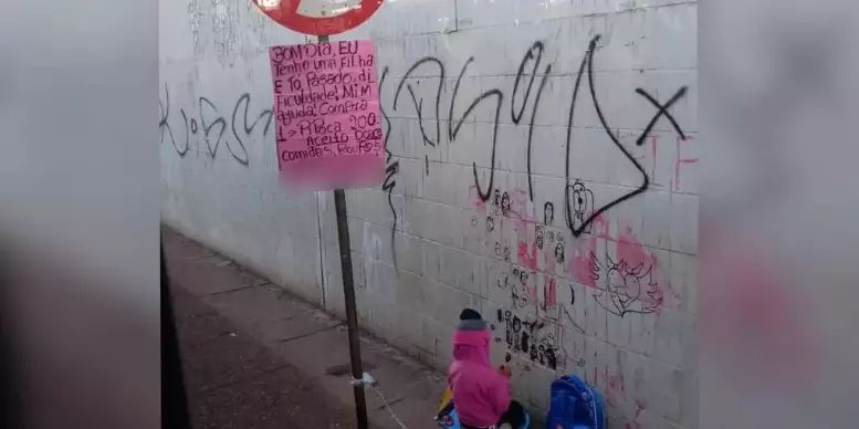 Mãe deixa filha amarrada em semáforo enquanto vende pipoca na rua