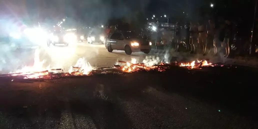 Moradores bloqueiam avenida por falta de luz, no Pará