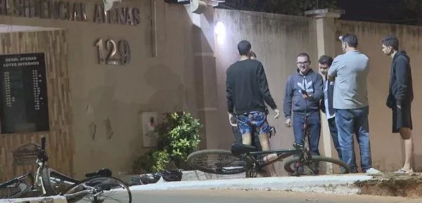 Motorista é preso após atropelar ciclistas e tentar fugir do local do acidente