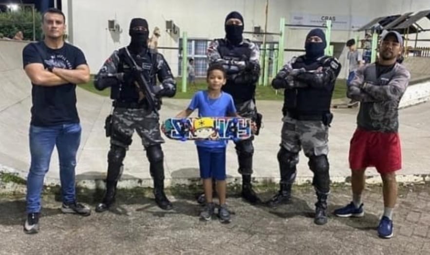 Policiais militares doam skate para criança carente no sudeste do Pará