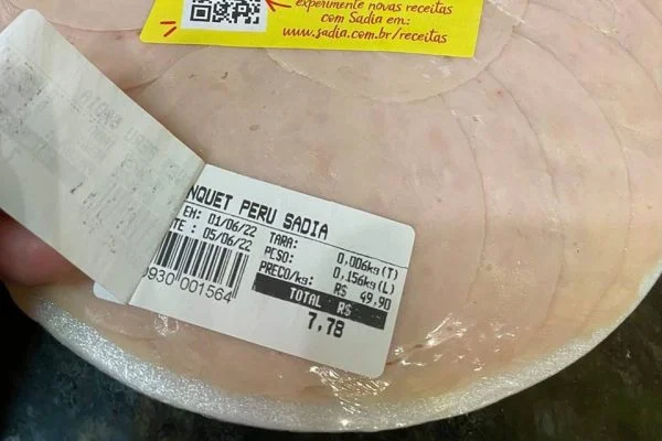 Vídeo: padaria vende frios com etiqueta que esconde data de validade