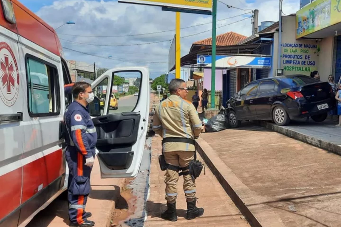 Câmera de segurança registra colisão entre veículos no oeste do Pará