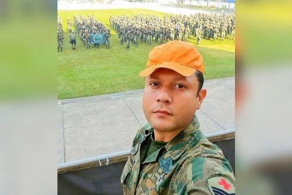 Sargento da Marinha é encontrado morto ao lado de uma faca