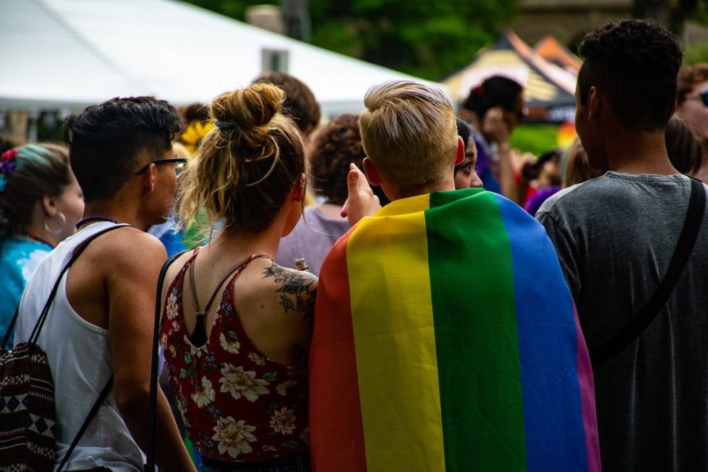 Grupo realiza ‘beijaço’ em ponto de táxi após caso de homofobia no Pará