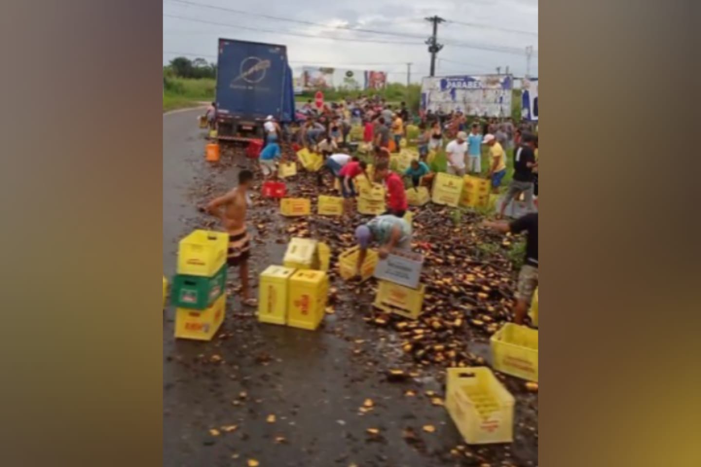 Carreta carregada de cerveja tomba e carga é saqueada no nordeste do Pará