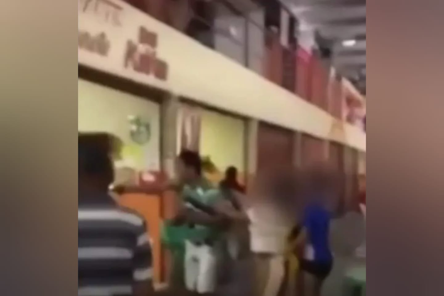 Homem ameaça mulher com revólver em mercado no Pará
