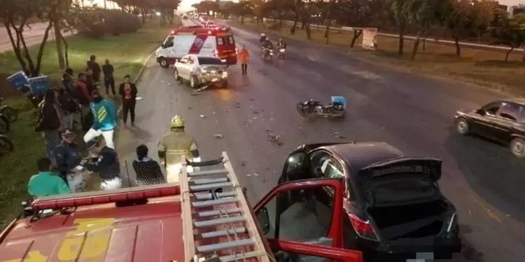 Motorista tenta desviar de cachorro na pista e causa acidente