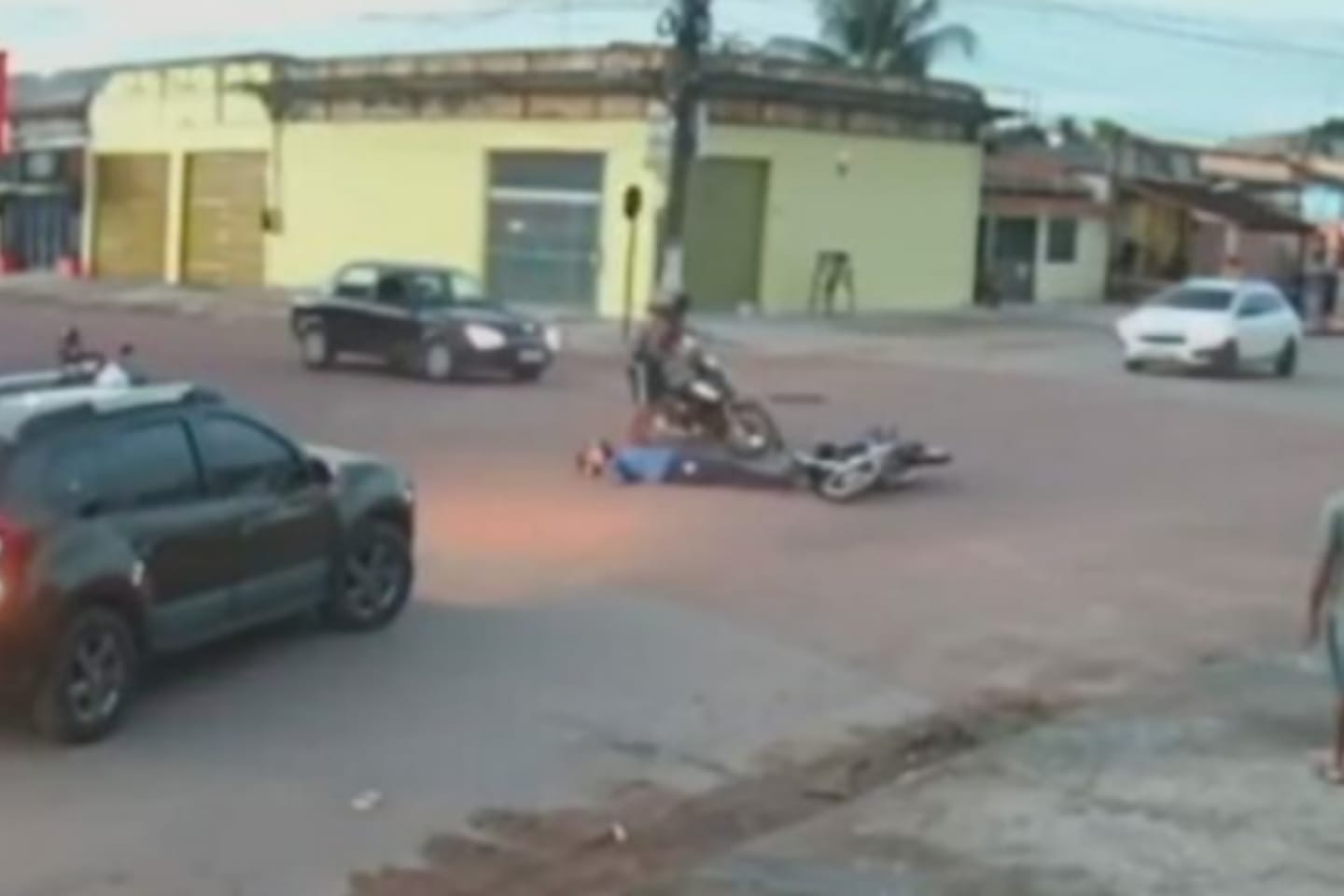 Câmeras de segurança flagram colisão entre motos no sudoeste do Pará
