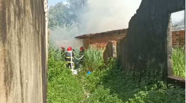 Bandidos arrombam casa, furtam objetos e depois tocam fogo na residência no Pará