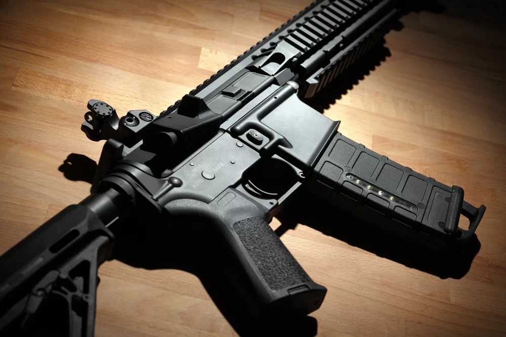 Impacto de tiro de fuzil AR-15 é ‘uma explosão dentro do corpo humano’
