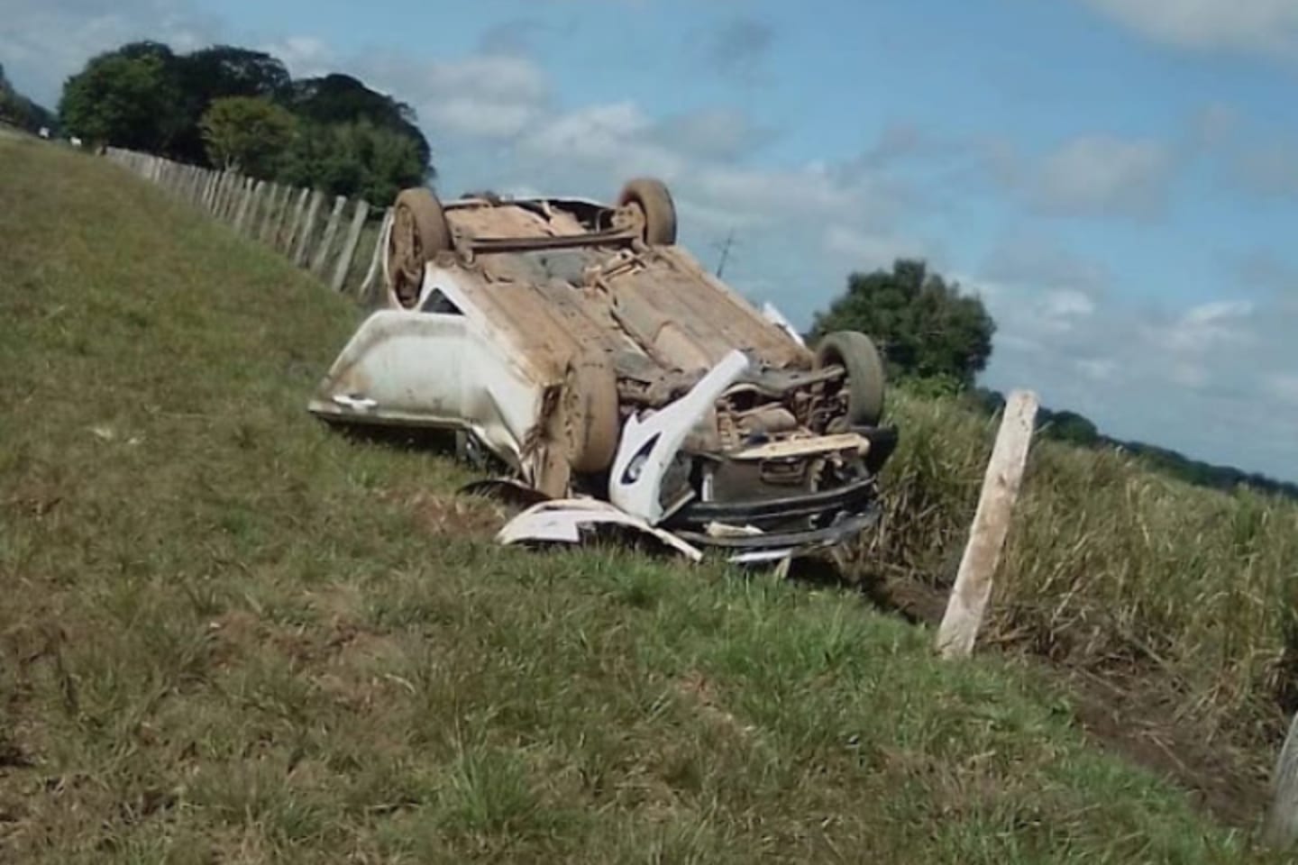 Carro capota várias vezes e fica fincado em estaca de cerca no nordeste do Pará