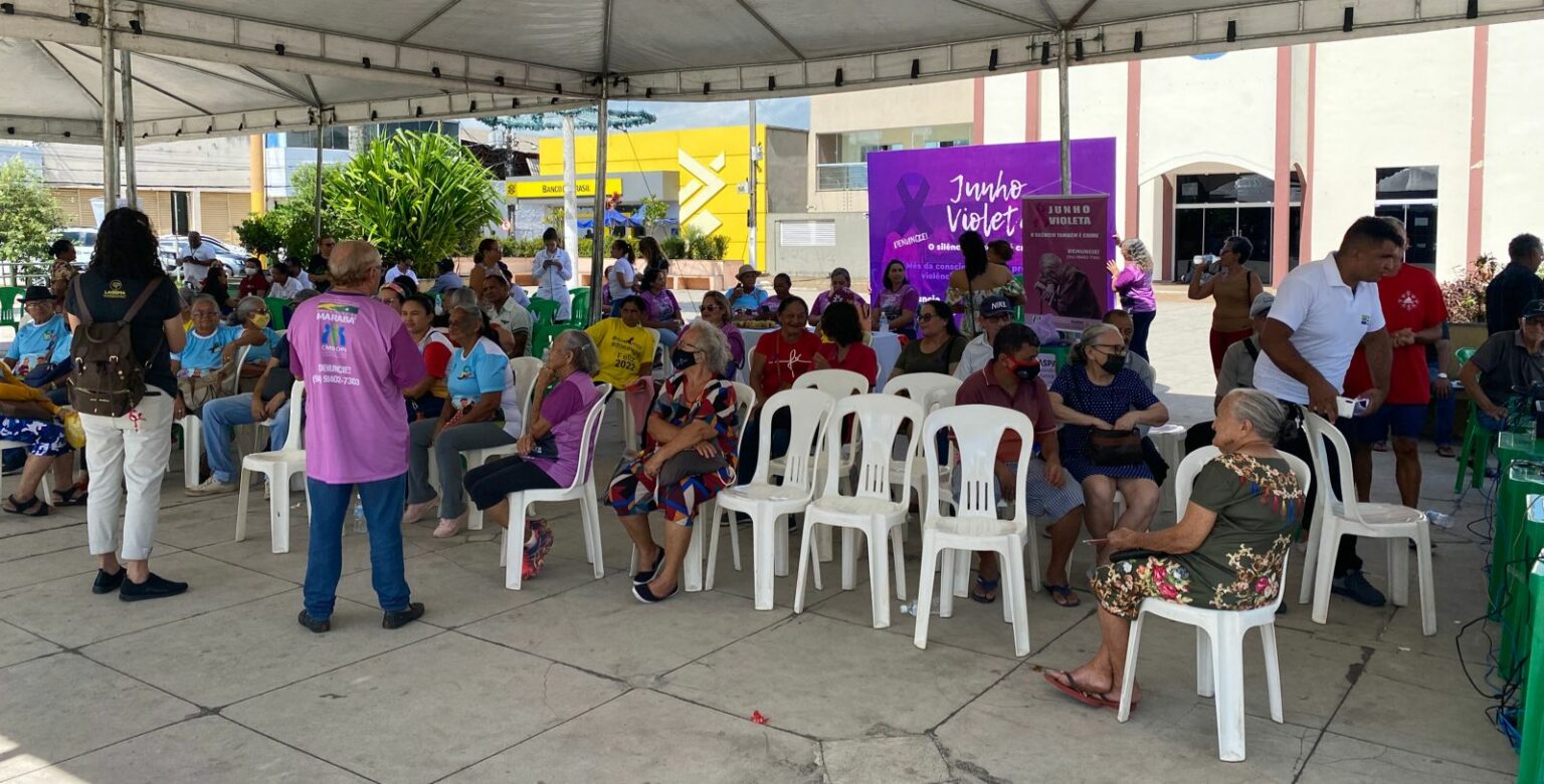 Idosos vão à praça em ato público contra a violência em Marabá