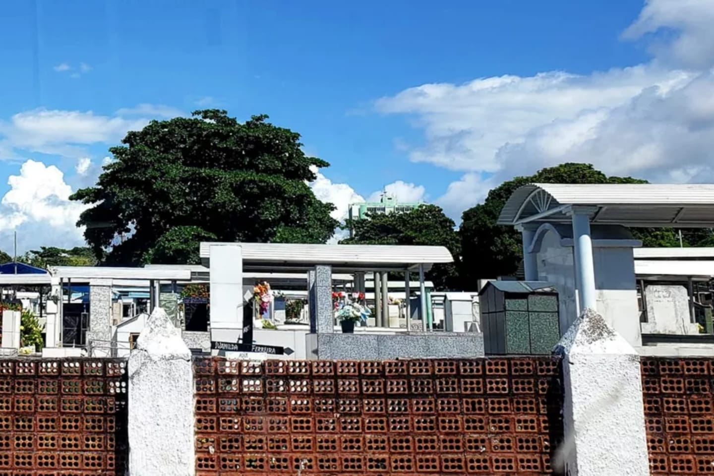 Homem é encontrado baleado e inconsciente dentro de cemitério no Pará