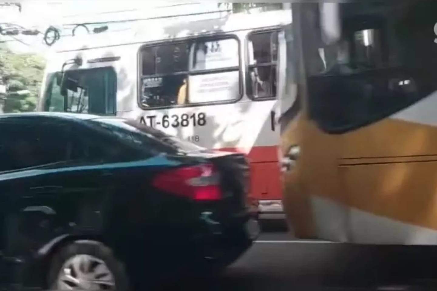 Dois ônibus e um carro se chocam em avenida no Pará
