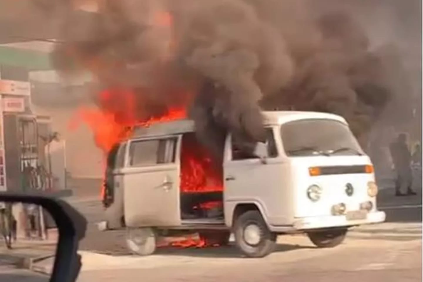 Veículo pega fogo em via pública no Pará