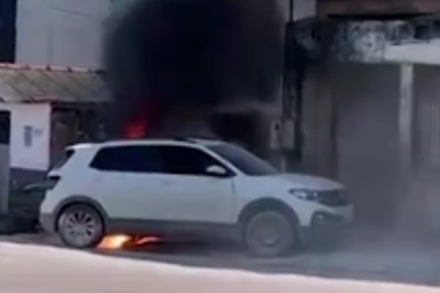 Linha de pipa com cerol rompe cabo de alta tensão e provoca incêndio em carro no Pará