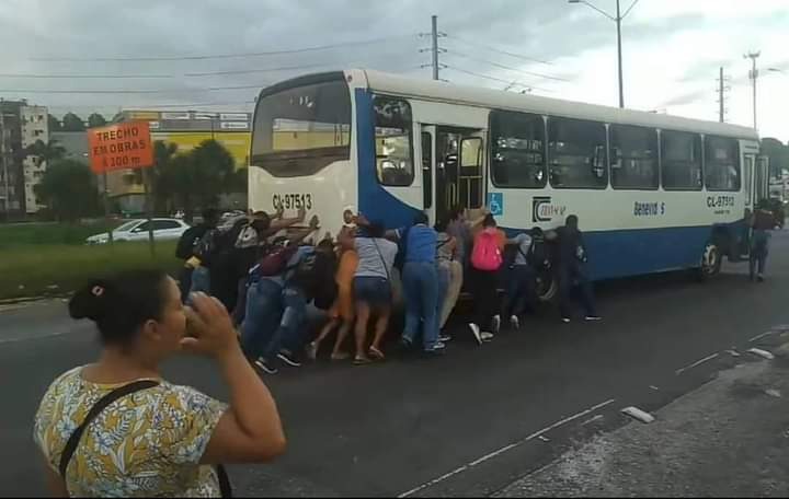VÍDEO: Passageiros empurram ônibus após falha mecânica no Pará