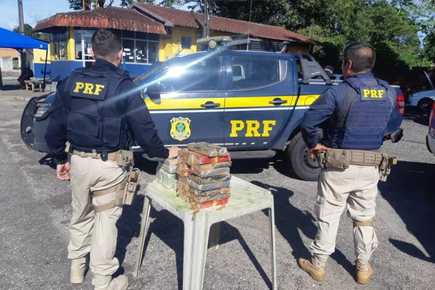 Cão ajuda PRF a encontrar drogas em painel de carro de casal no nordeste do Pará