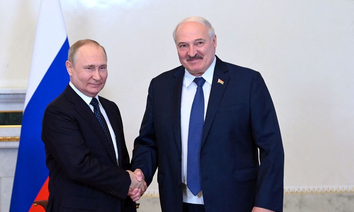 Putin promete mísseis com capacidade nuclear a Belarus