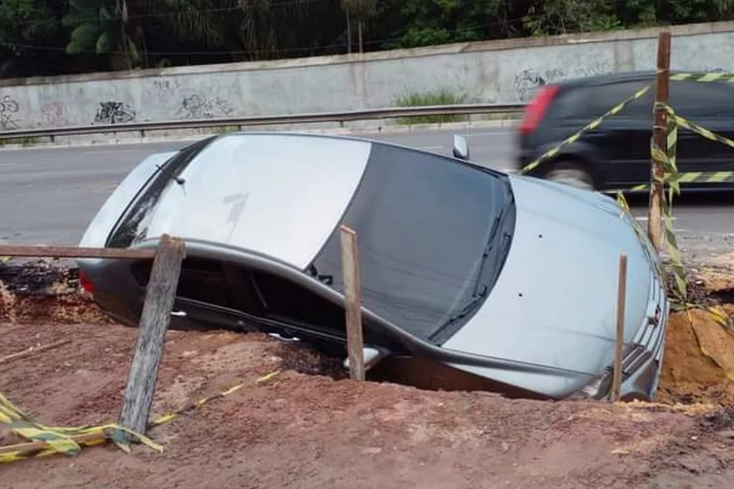 Carro cai dentro de buraco sinalizado no Pará