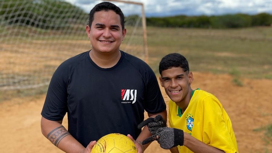 Luva de Pedreiro perde WhatsApp e TikTok após romper com empresário