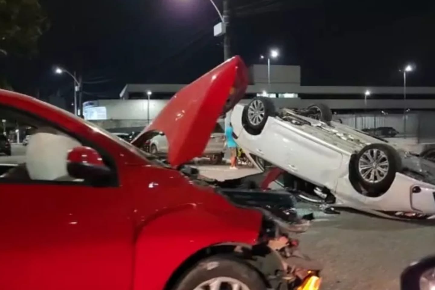 Carro capota ao colidir com outro veículo em avenida no Pará