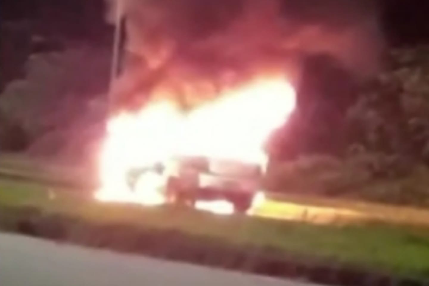 Carro é destruído por fogo em avenida no Pará