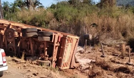 Carreta carregada de calcário tomba na BR-158