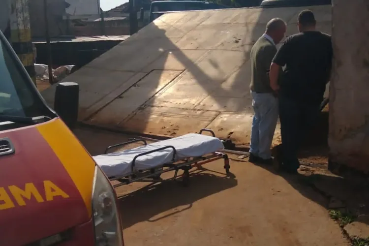 Homem morre ao ser atingido por portão