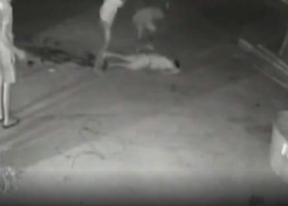 Homem mata ‘amigo’ a facadas após crise de ciúmes; veja vídeo