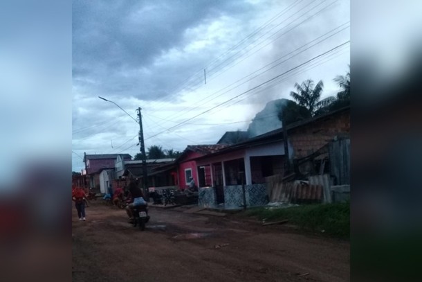 Explosão de botijão de gás causa incêndio em residência em Tucuruí