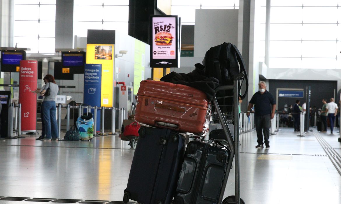 Bolsonaro veta despacho gratuito de bagagem em viagens aéreas