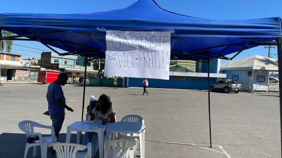 Vice resolve montar gabinete em praça após conflito com prefeito