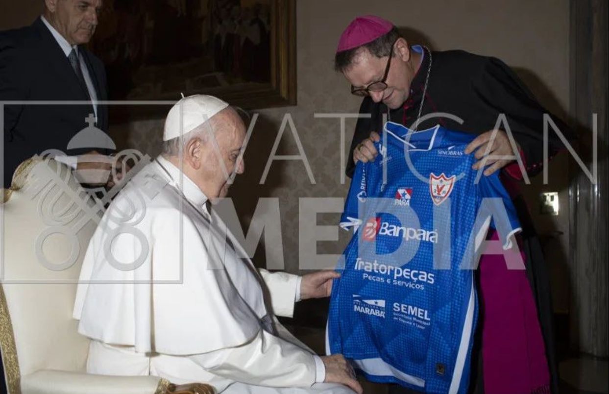 Dom Vital presenteia papa Francisco com camisa do Águia de Marabá