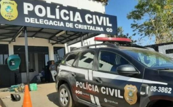 Homem mata esposa e pendura corpo em árvore